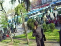 イスタンブルのグランドバザール最寄りのバス停付近はいつもと変わらぬ喧噪に包まれています。